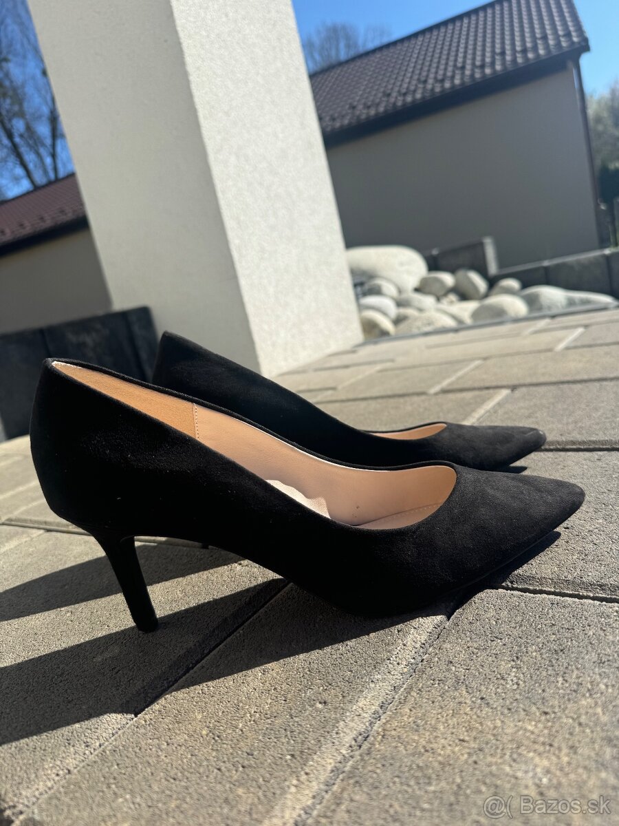 elegantné čierne lodičky
