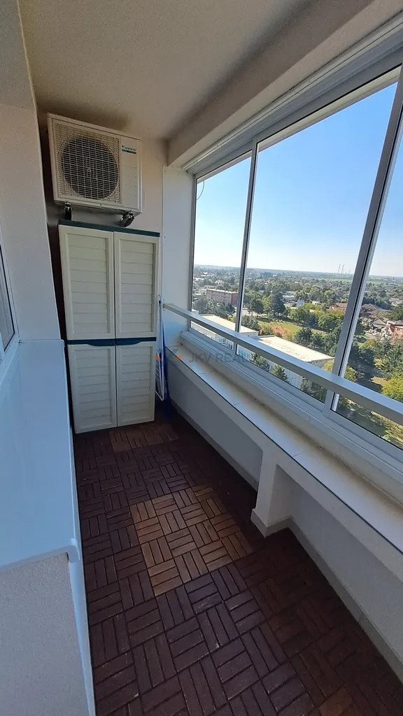 Na prenájom priestranný slnečný 3 izbový byt so zasklenou lo