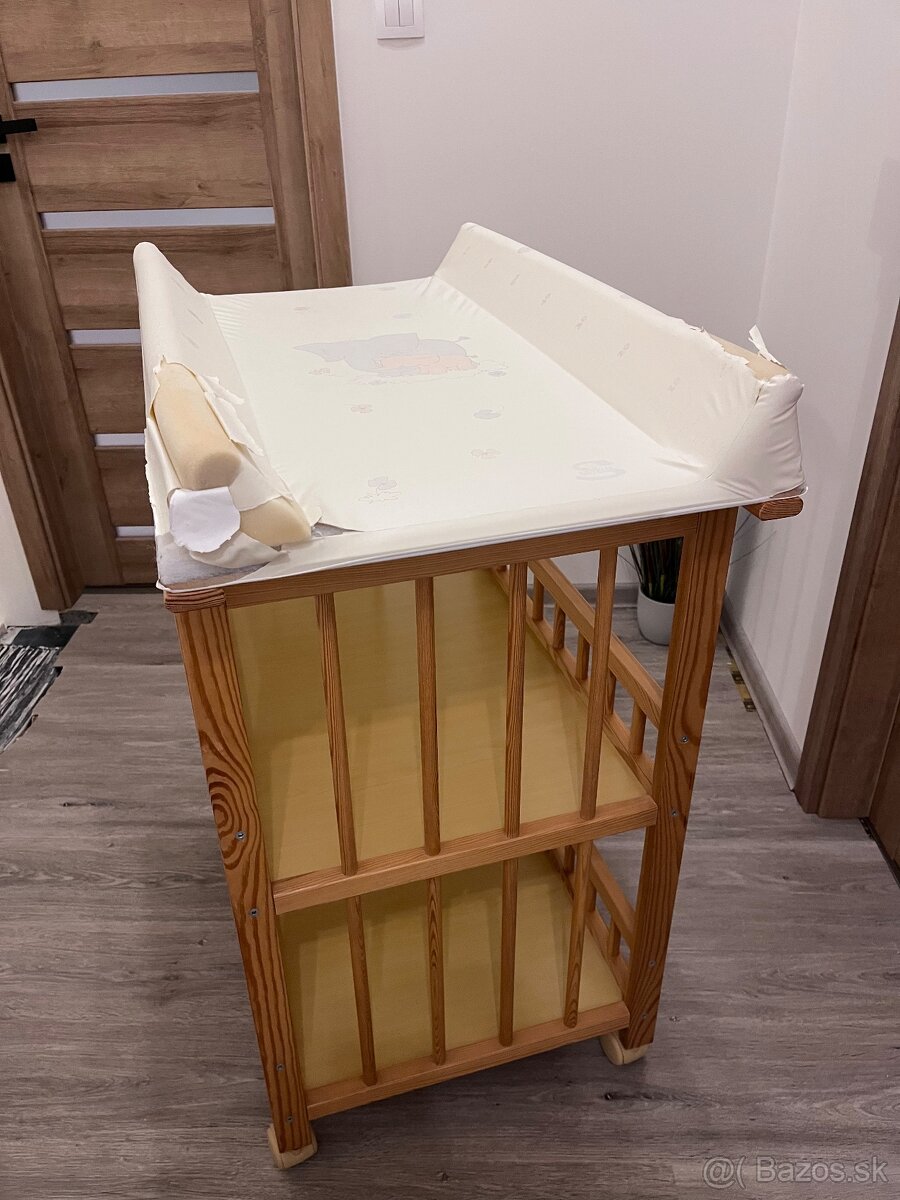 Prebaľovací pult s kolieskami