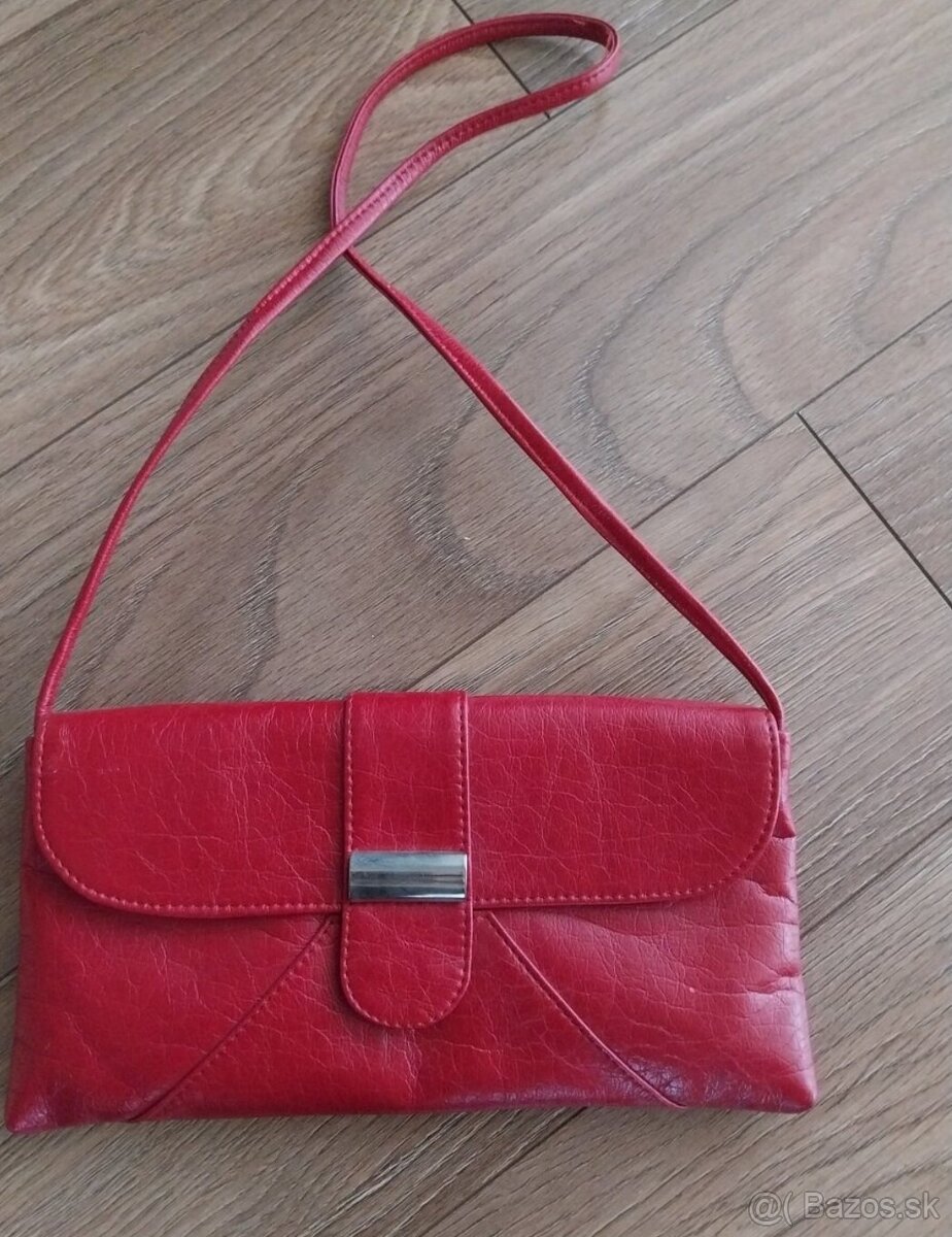 Kožená červená kabelka.