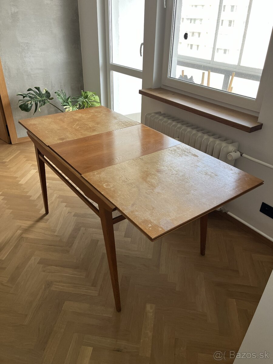 Poctivý retro rozkladací jedálenský stôl z masívu 70 roky
