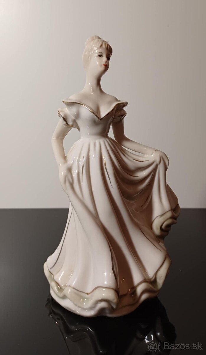 Porcelánová stará soška dáma