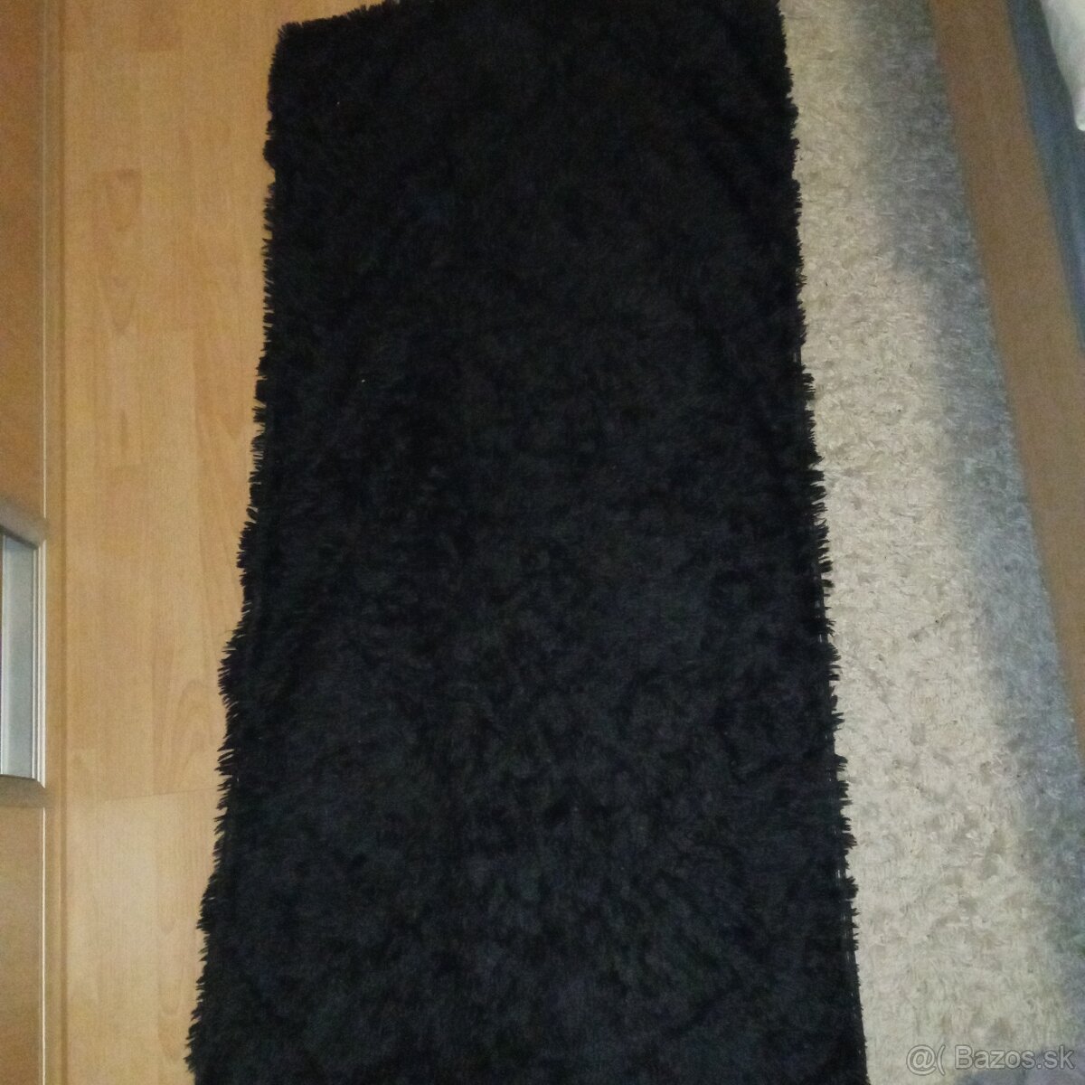 Čierny koberec