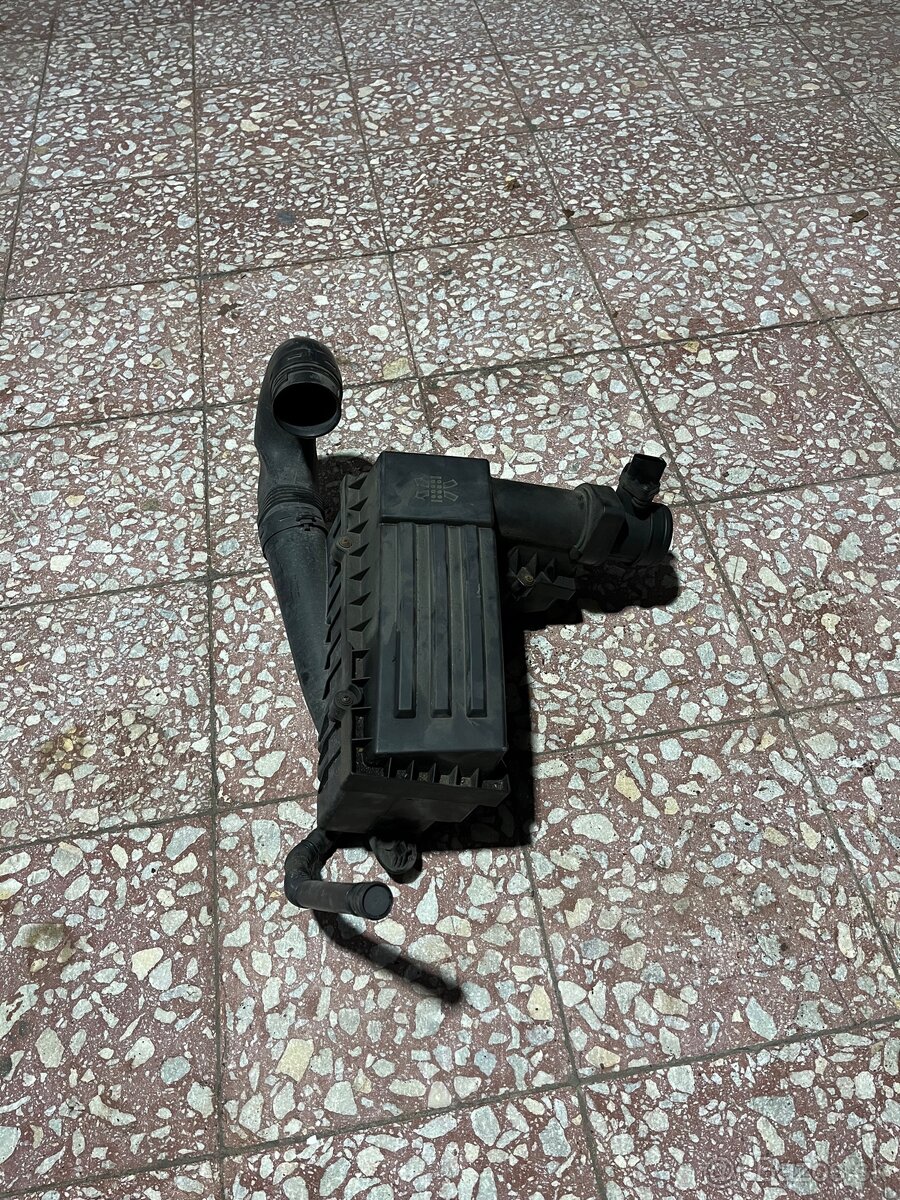 Box na vzduchový filter a nádoba na chladiacu kvapalinu