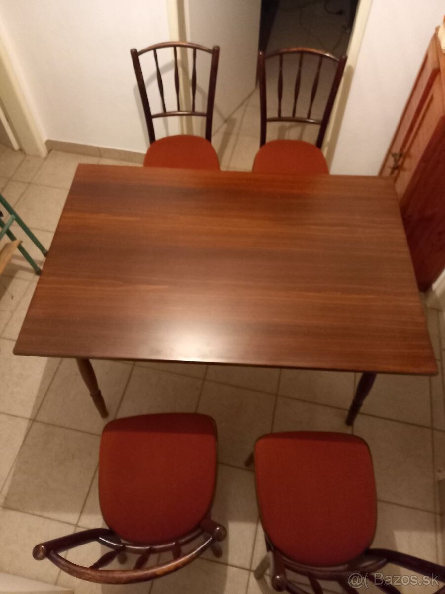 Jedálenský set pre 4 osoby