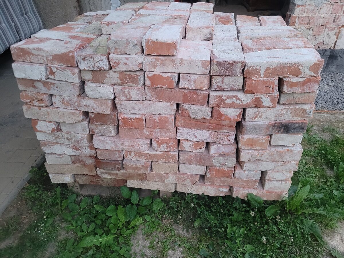 Stará tehla po búrani