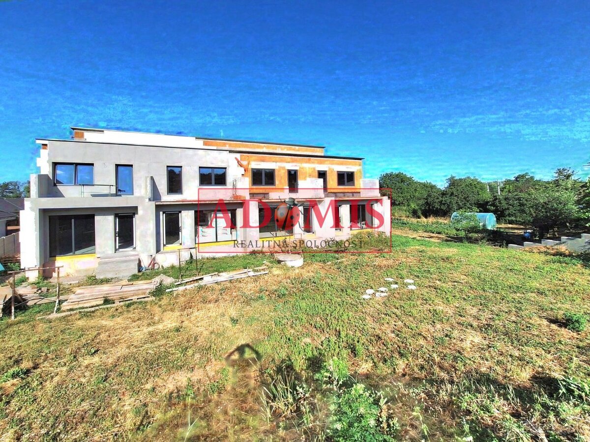 Predám 4-izbový veľký tehlový dom 220m2 Nižná Hutka,garáž,2x