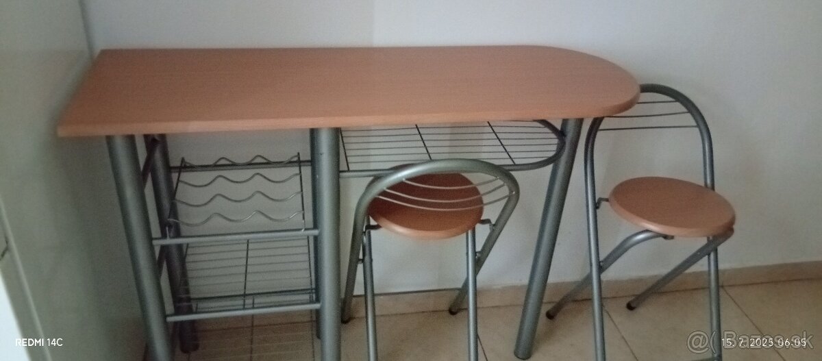 Stôl a 2 stolicky