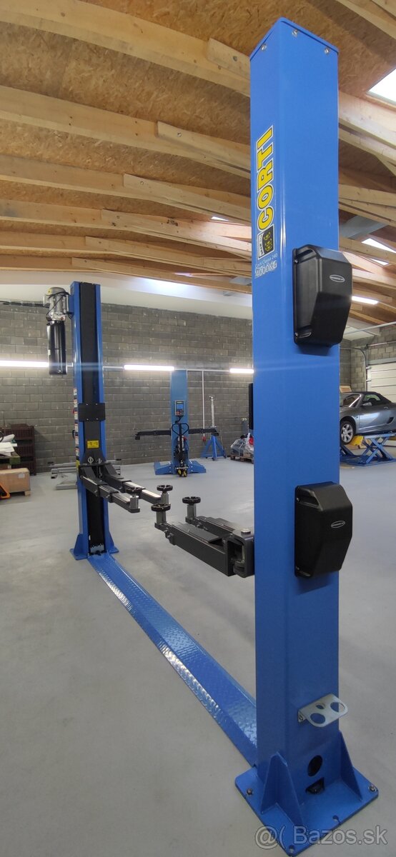 Dvojstlpový zdvihák 4.000 kg/ 2m AUTOMAT,ZÁRUKA