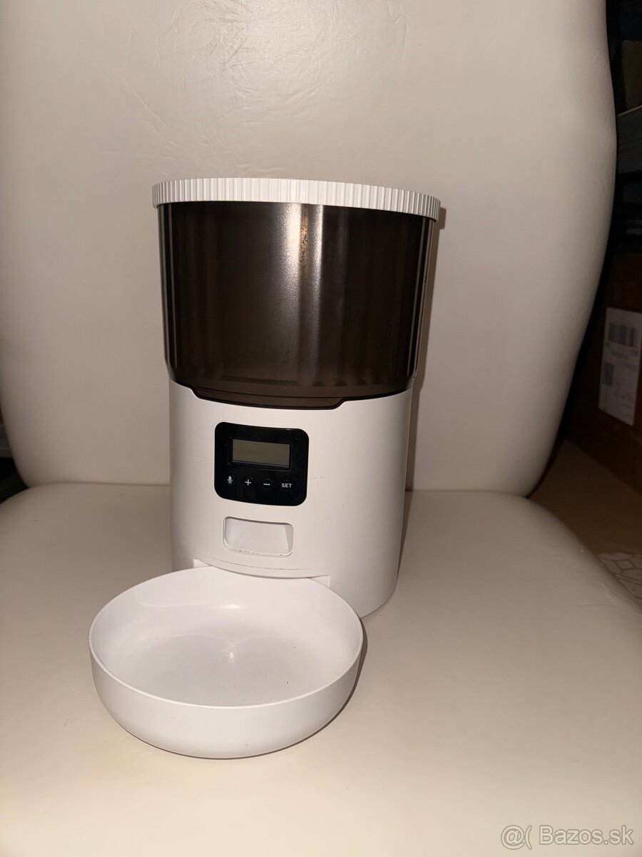 Automatické kŕmidlo pre mačky a psov na batérie.