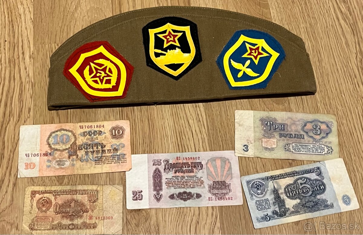 Sovietska vojenská lodička s odznakmi a rubľami