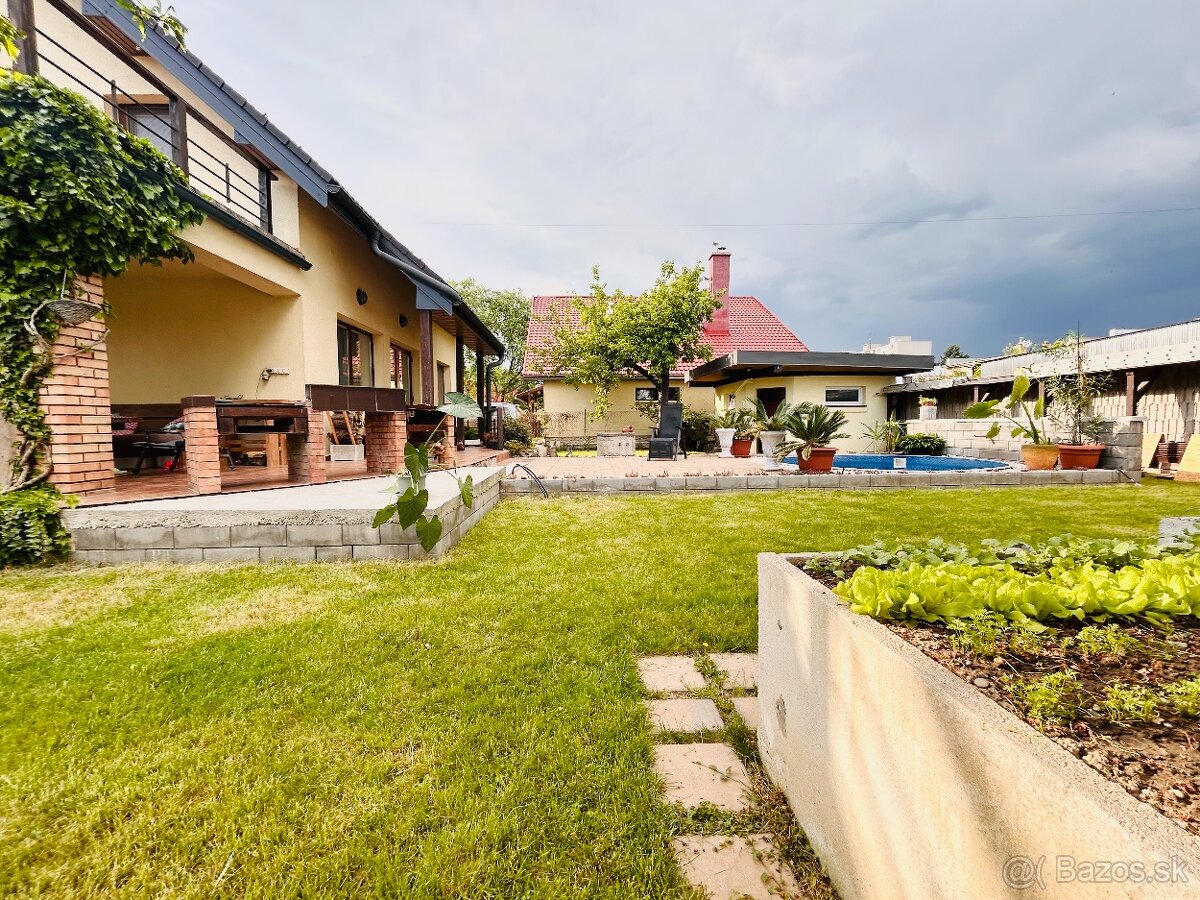Na predaj príjemný plne zariadený dom s bazénom