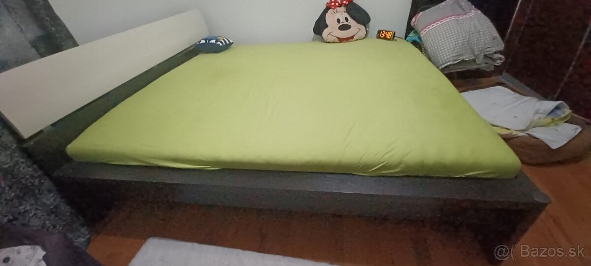 Manzelska postel s rostom