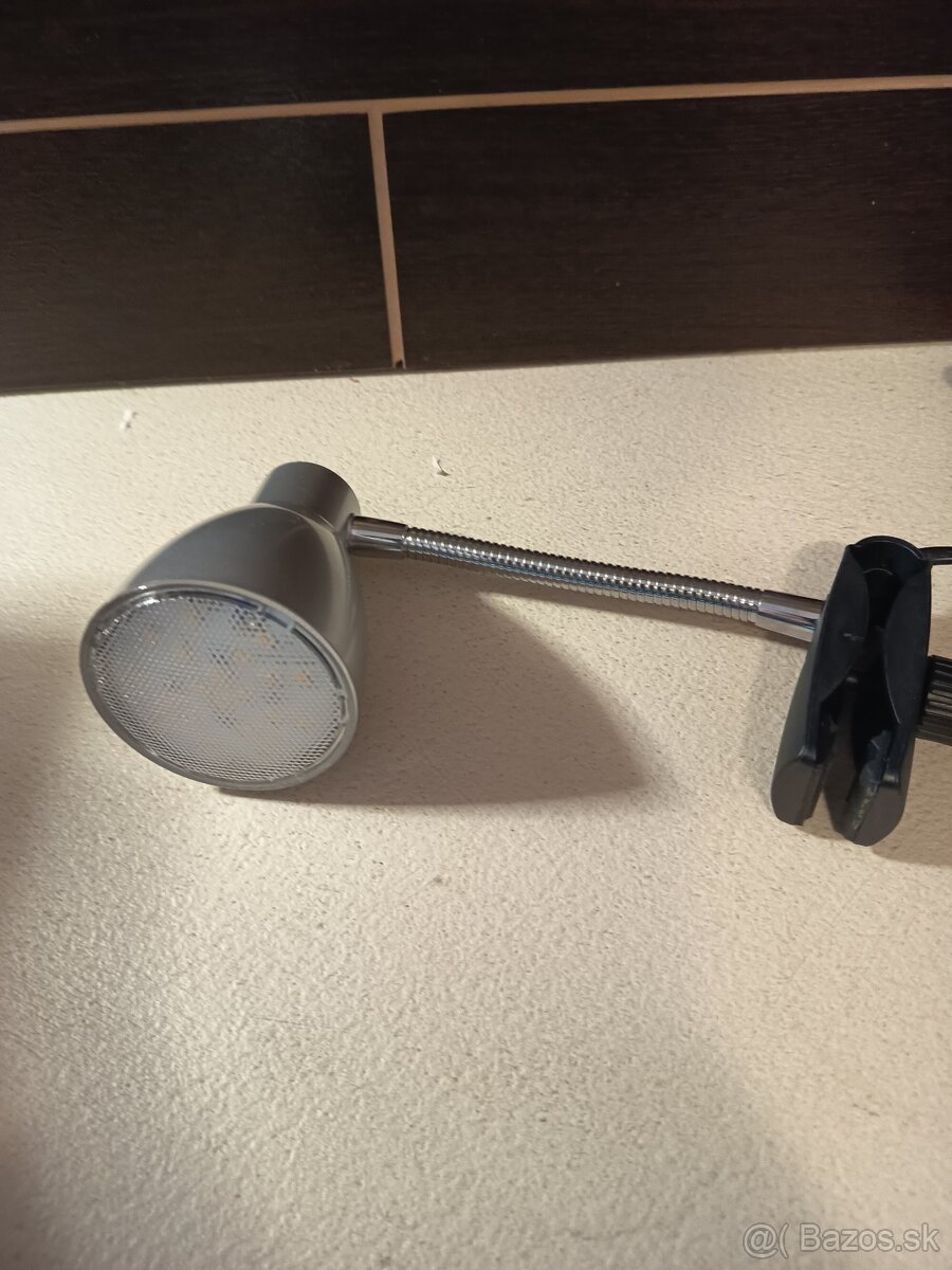 Lampička na nočný stolík