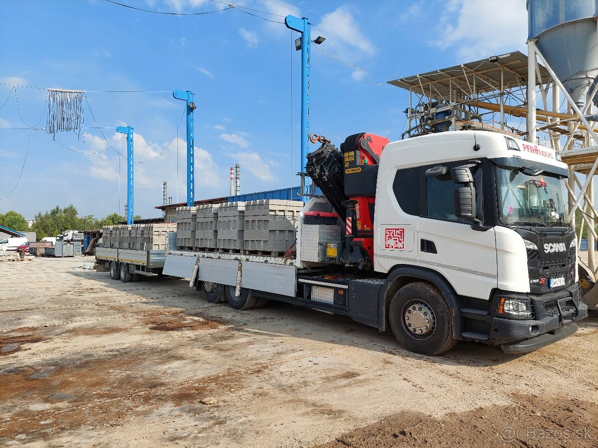 Autodoprava s hydraulickou rukou.