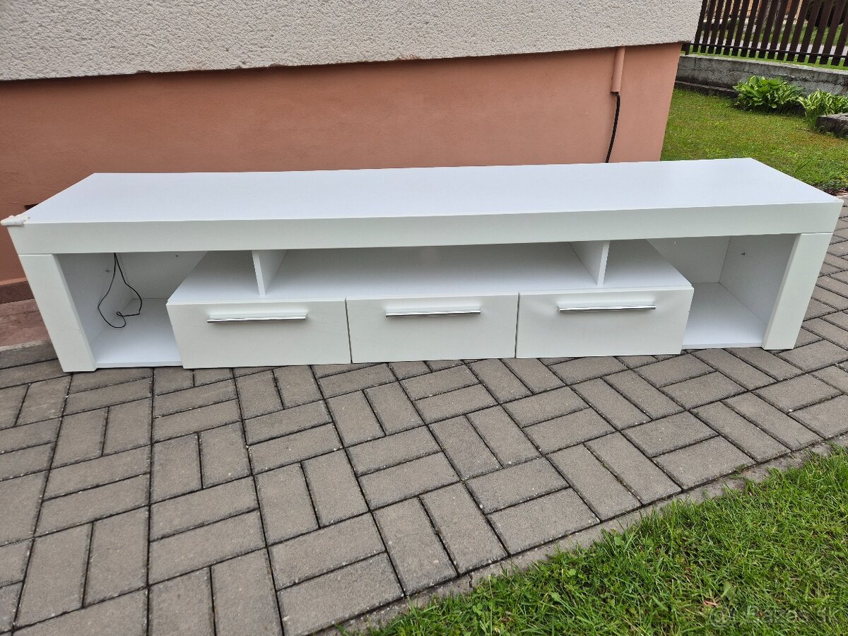 Skrinka pod televízor