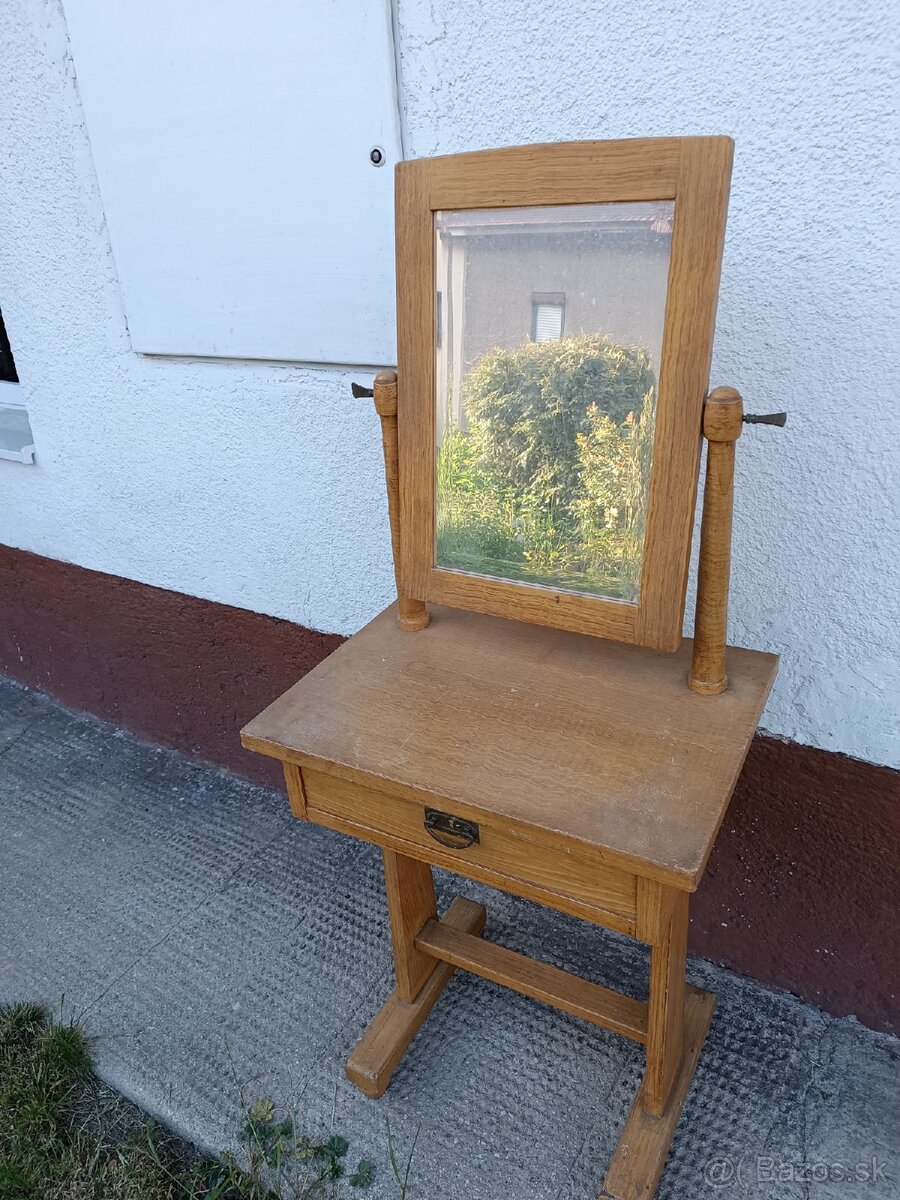 Starožitný toaletný stolík