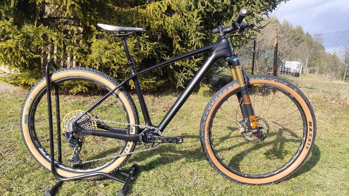 Lahky karbonovy MTB bicykel vo velkosti M (9.9 kg)