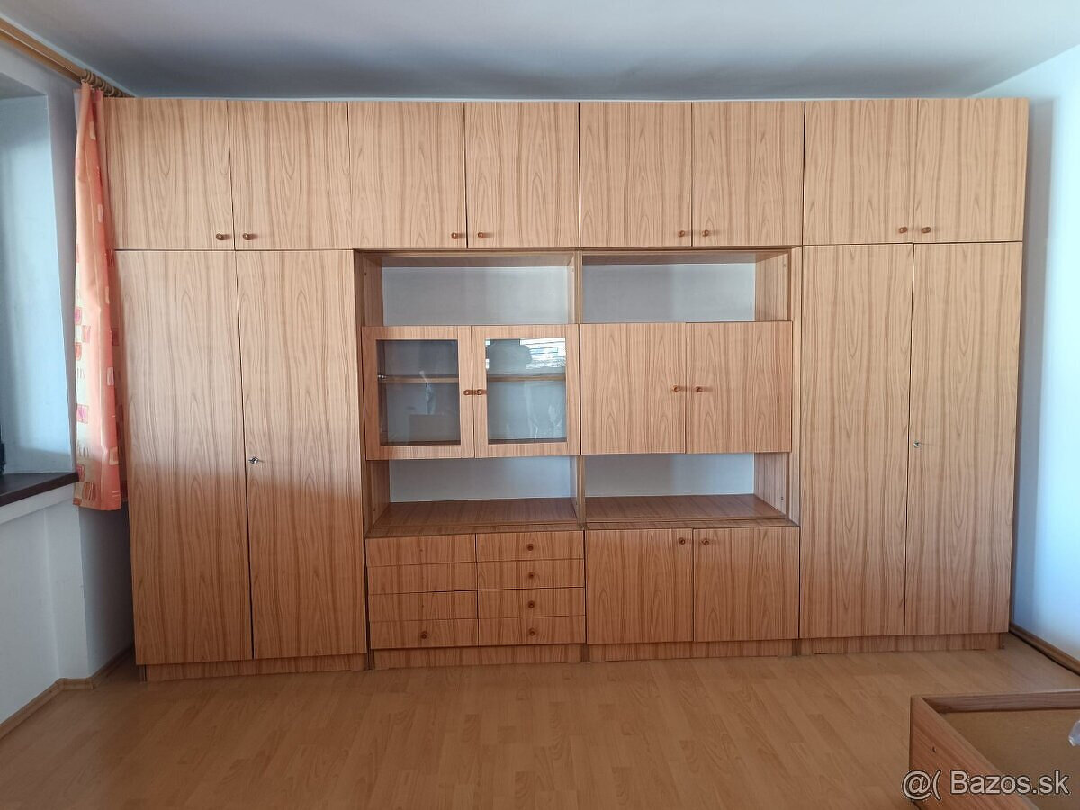 Retro obývacia stena s posteľou