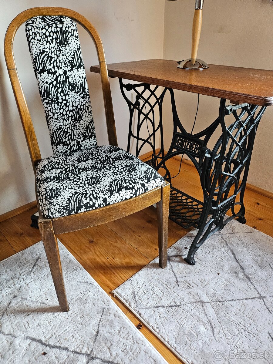 Stolík urobený zo šijacieho stroja