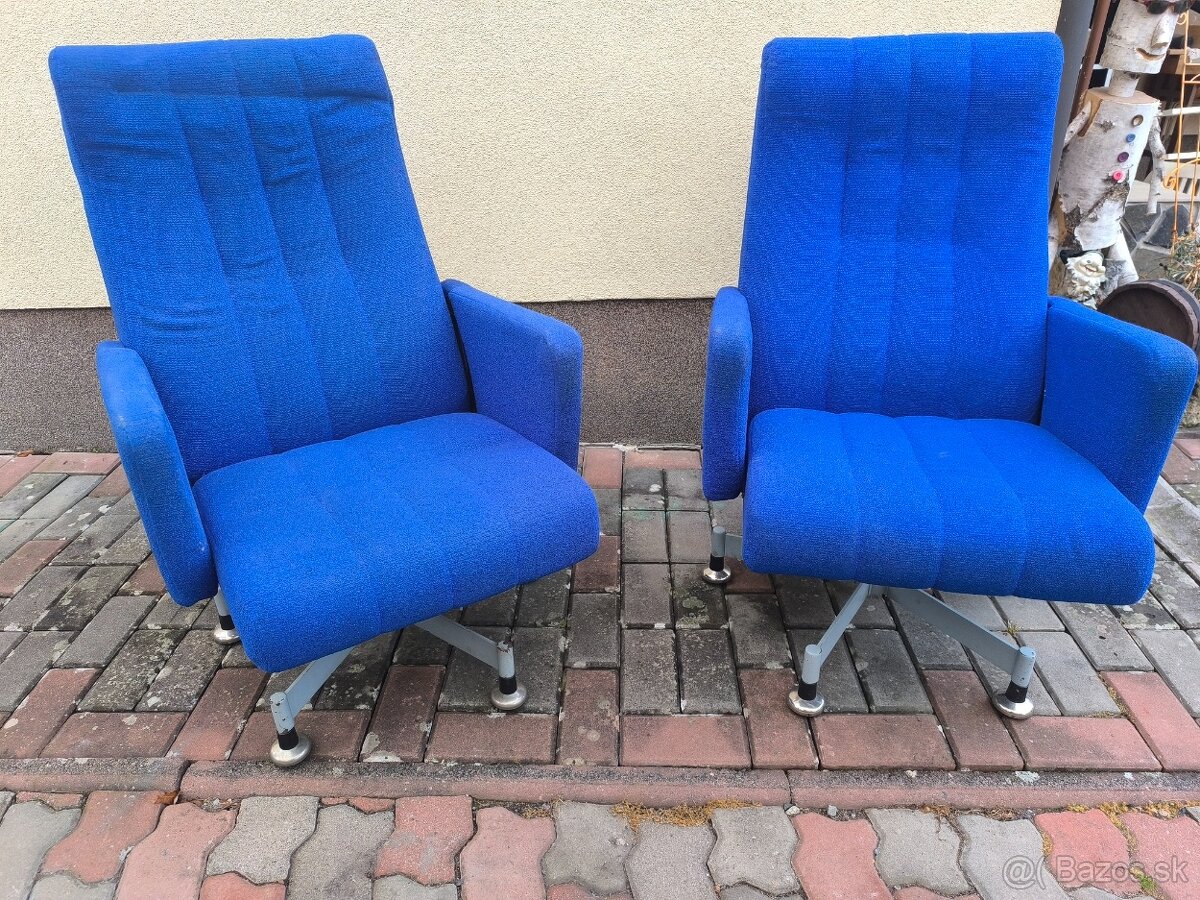 retro modré kreslá