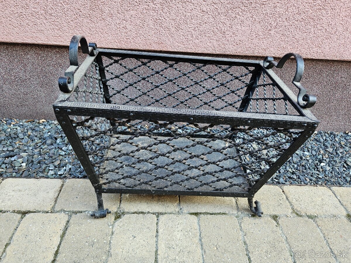 Kovový kôš na drevo
