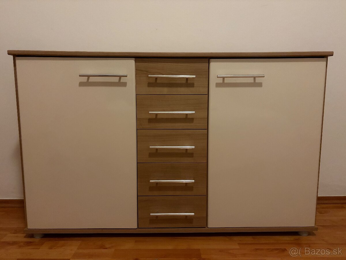 Komoda so zásuvkami a skrinkami