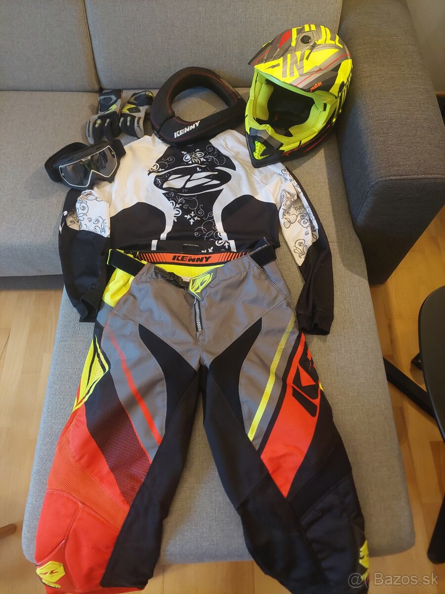 Farebne zladený set - prilba + oblečenie + chránič
