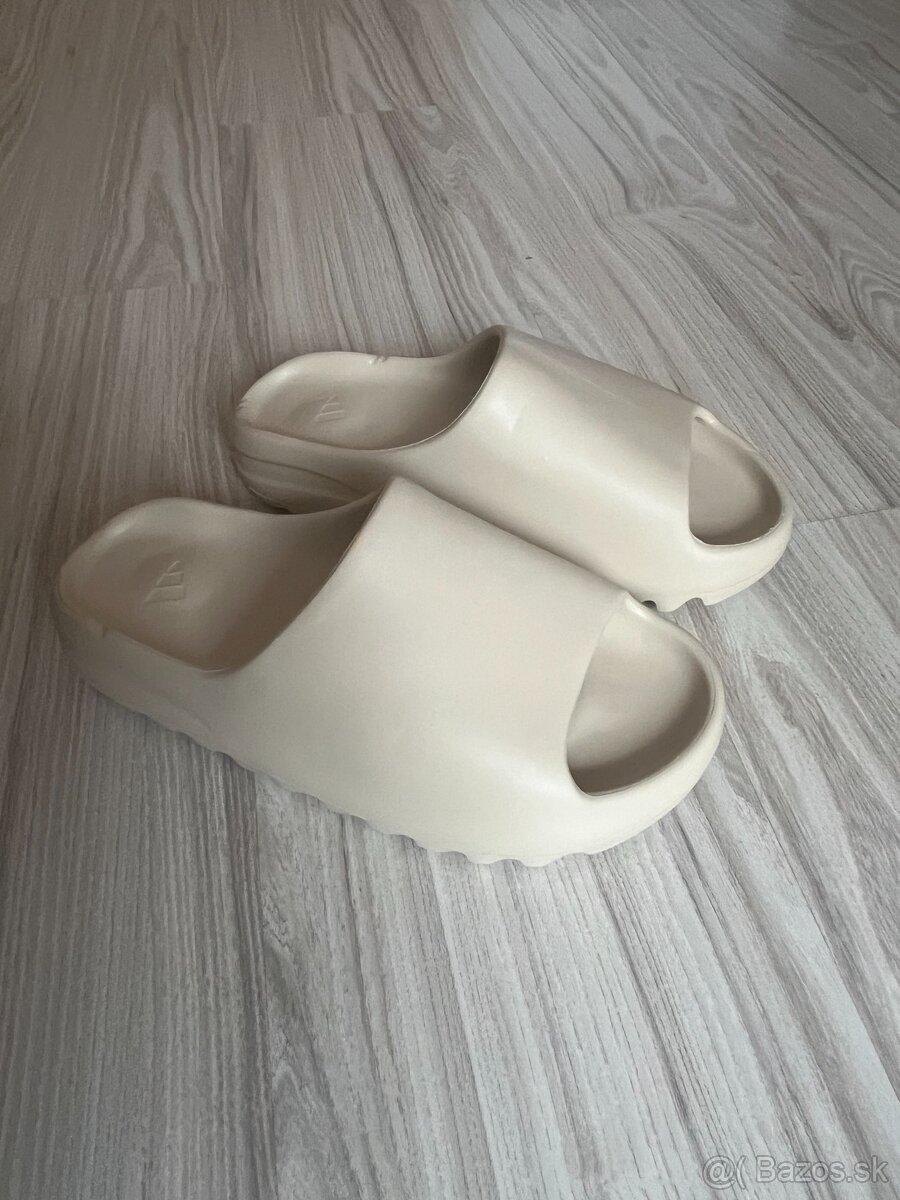 Yeezy Slides používané