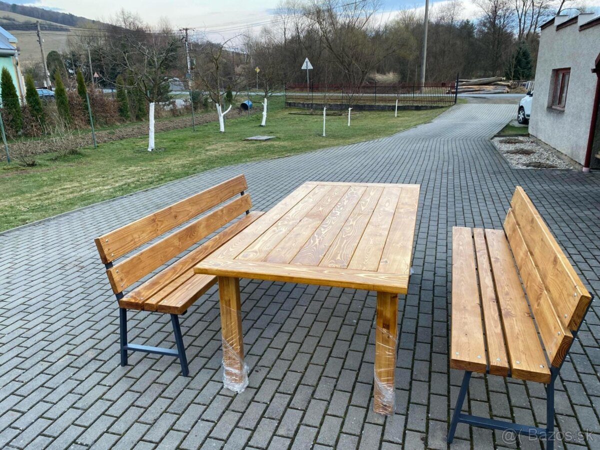 Záhradný stôl s lavicami