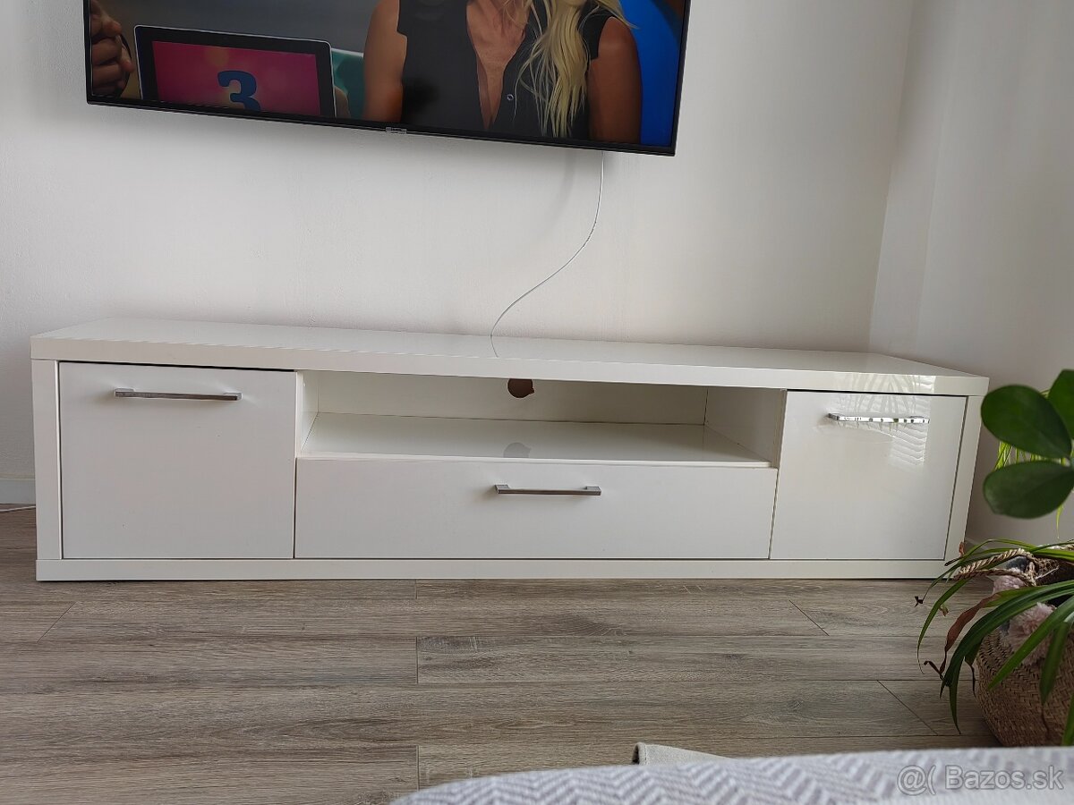 Stolík pod TV
