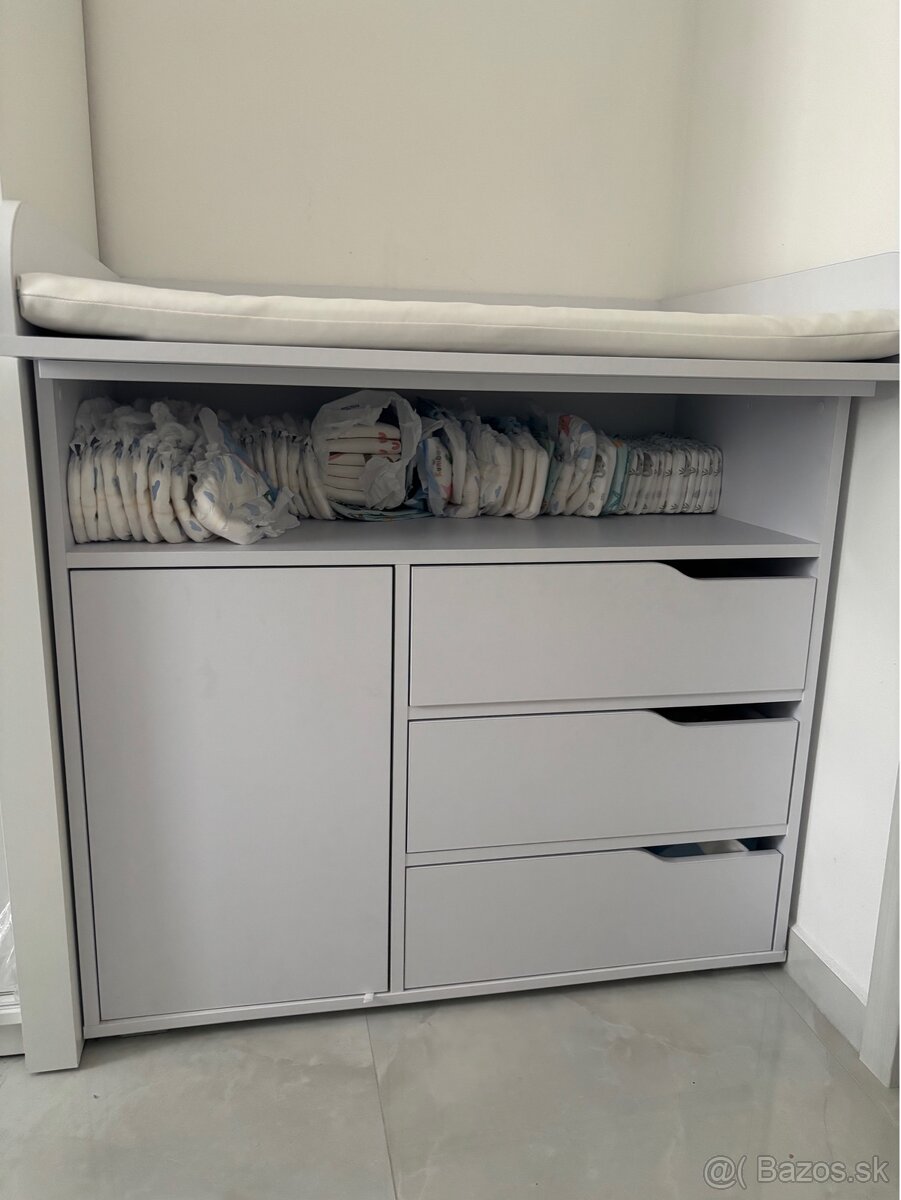 Detská postielka a prebaľovací pult