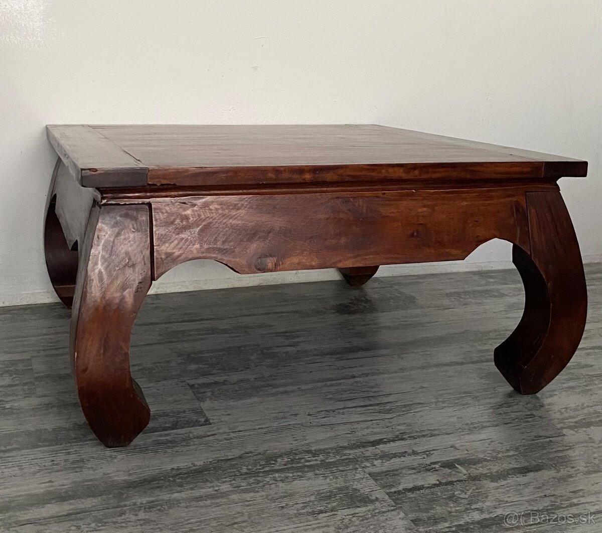 Kvalitný masívny konferenčný stolik