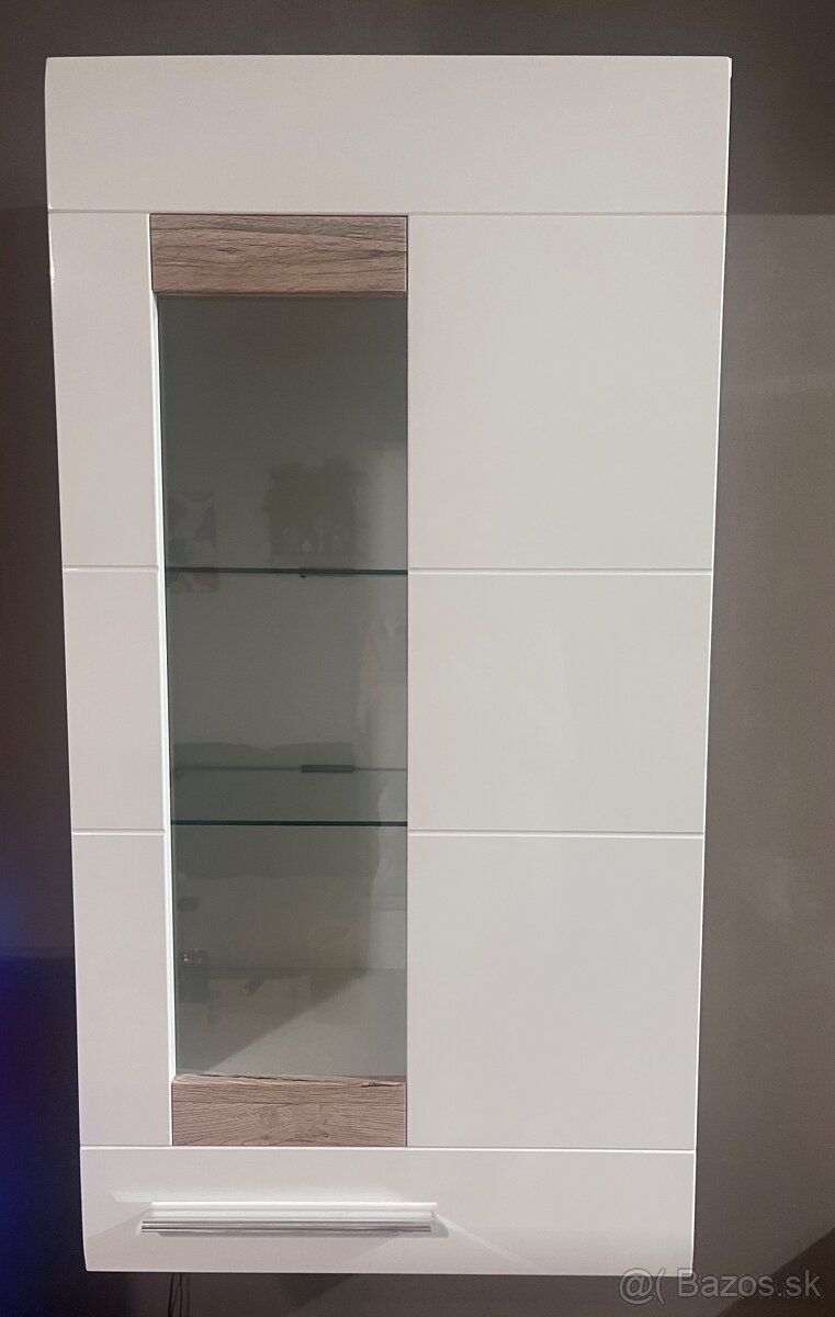 Nástenná vitrína