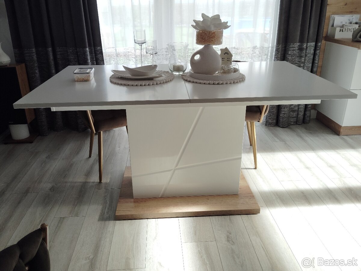 Predám roztahovaci jedálenský stôl