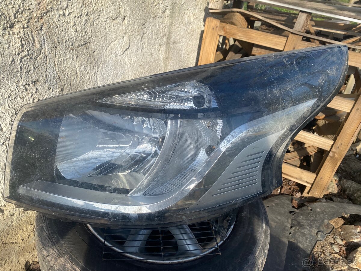 Renault Trafic III predné svetla