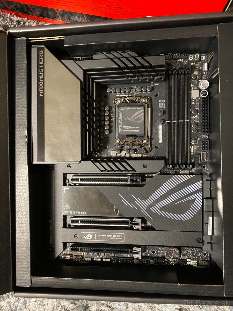 ASUS ROG Z790 HERO a ASUS ROG STRIX RTX 3090