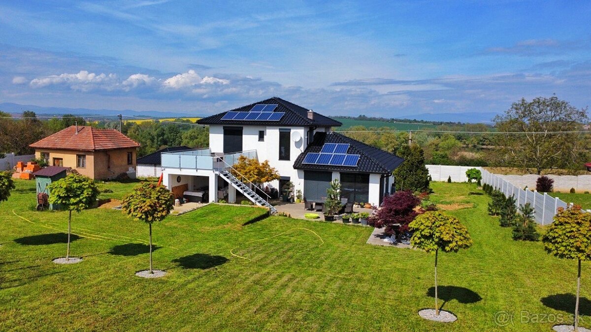 Rodinný dom s pozemkom 2000 m2 - VRÁBLE