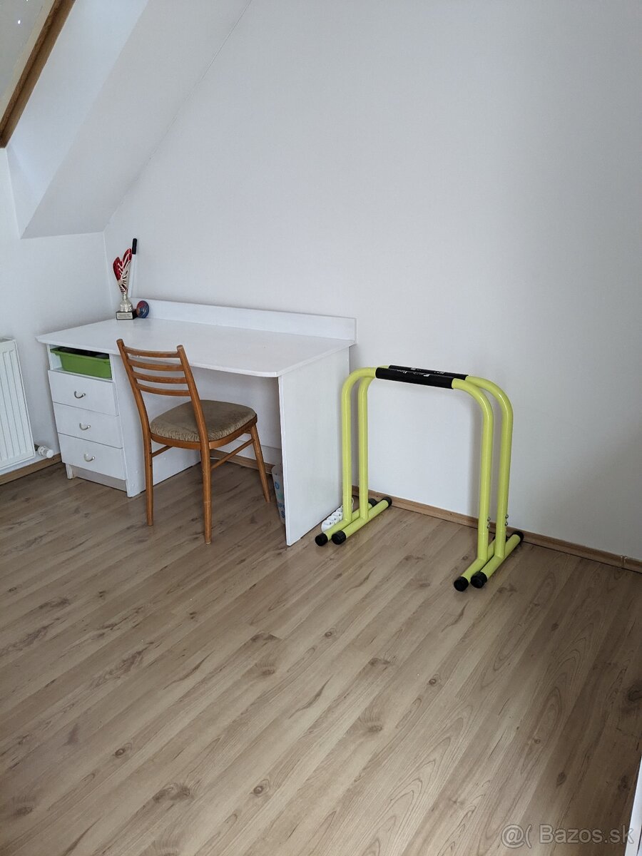 písací stolík, skrinky