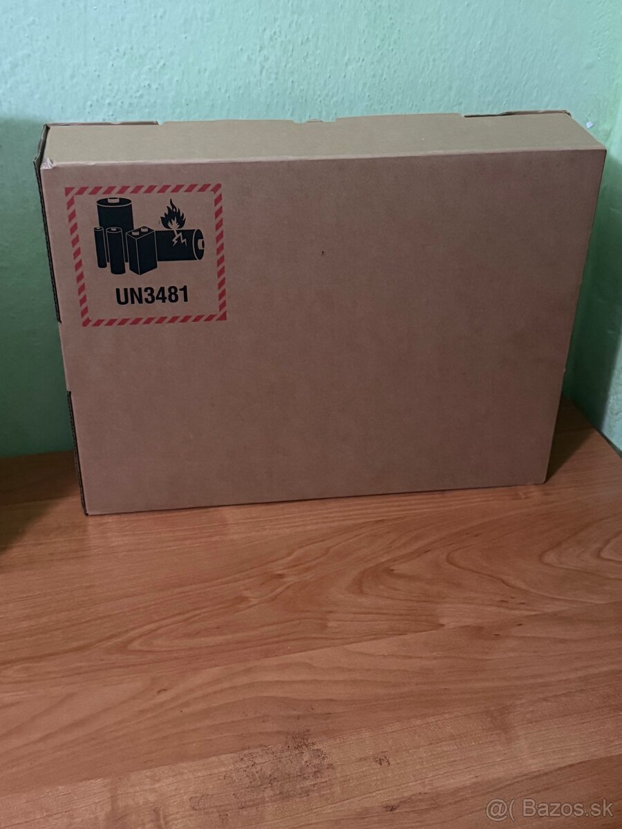 PREDANÉ Predám Apple MacBook Air 13" M2 256GB biely SK