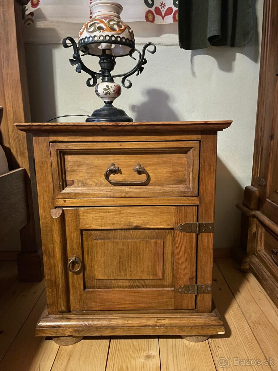Rustikálny nočný stolík