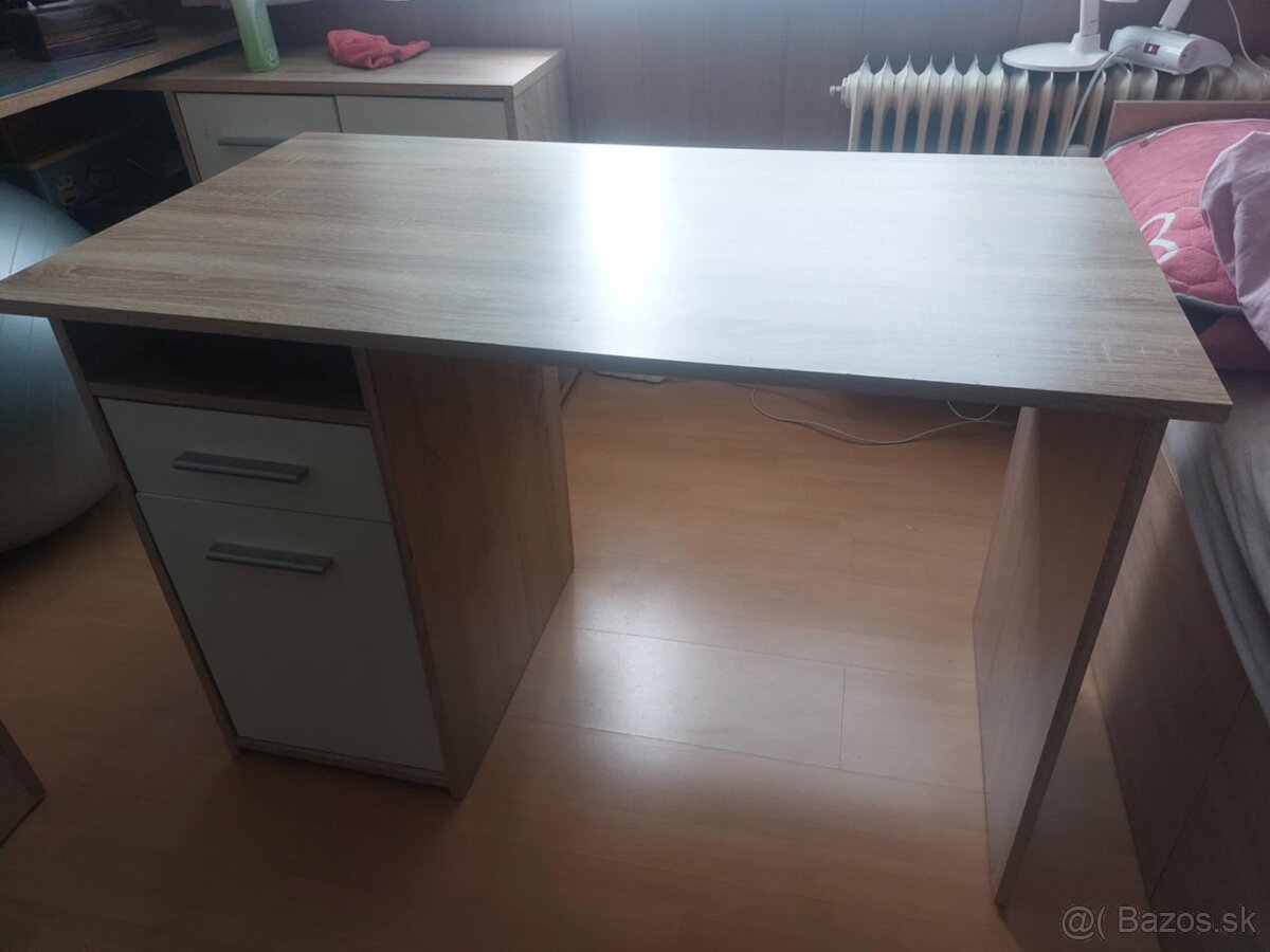 Písací stôl