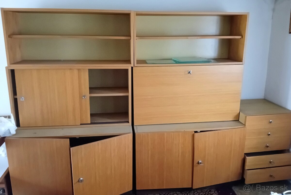 Starsia obyvacia stena