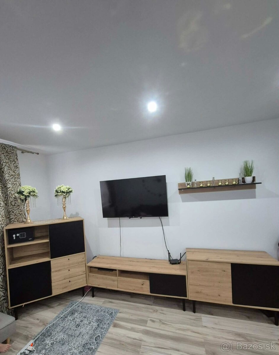 Na predaj obývacia stena