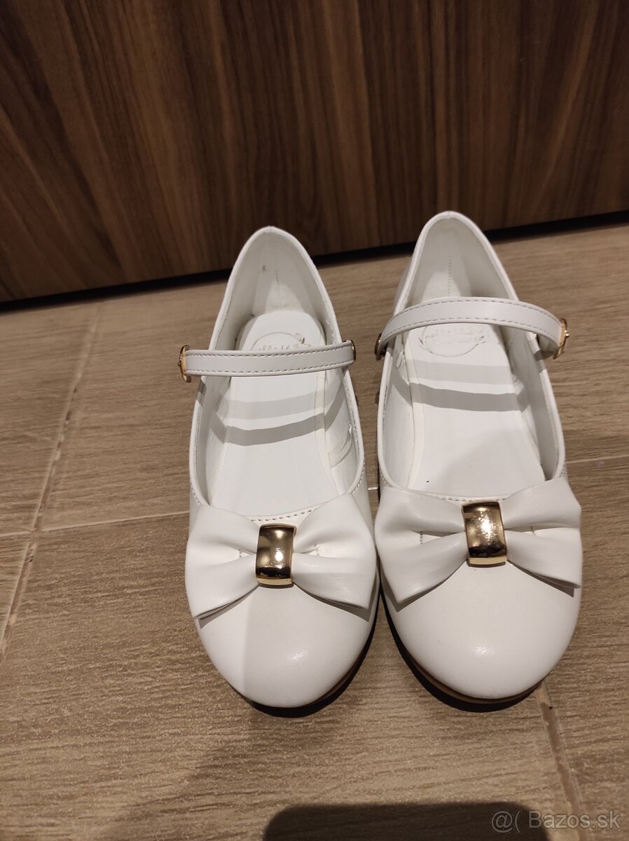 Biele lakovane balerinky Nelly Blue 31