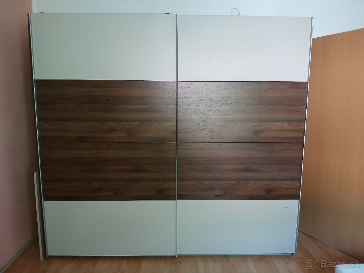 Skriňa 220x200x57-zasúvacie dvere