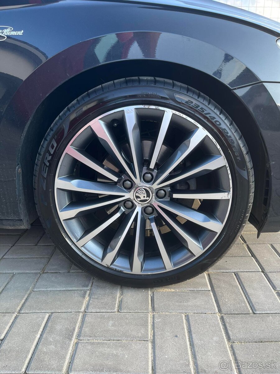 Trinity R19 5x112 57,1 235/40/R19 Pirelli P Zero