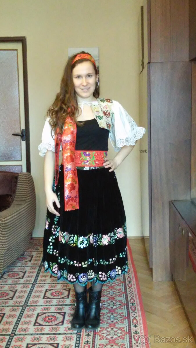 Rucne vysivany kroj zo Zvolenskej slatiny