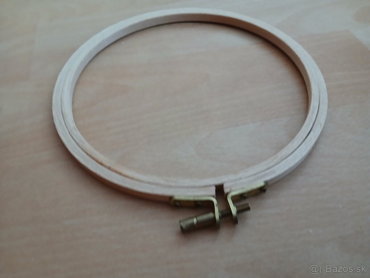 Drevená obruč na vyšívanie s bavlnkami