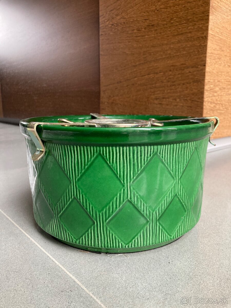 Keramický stojan na vianočný stromček.